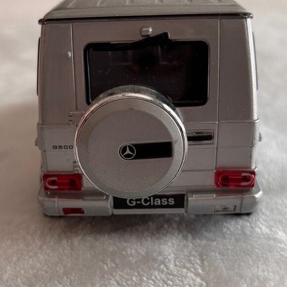 Welly 2016 Mercedes G-Wagen 1/24 Diecast Silver G-Class Wagon SUV *Part Missing* - Picture 4 of 11